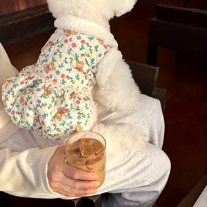 TEMU 귀여운 꽃곰돌이 프린트 디자인의 가을/겨울용 포근하고 두꺼운 애완동물용 겉옷. 커플 스타일의 플리스 조끼 및 드레스로, 매일 캐주얼하게 착용하여 고양이와 강아지를 따뜻하게 유지할 수 있습니다.