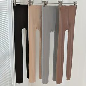 TEMU 여성용 단색 레깅스 4켤레, 100% 원단, 120그램/제곱미터 무게, 따뜻하고 찢김 방지 기능, 봄/가을에 적합, 블랙 및 누드 타이츠로 제공.