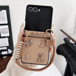 TEMU 크레이터 패턴 3D 베어 스트랩 접이식 갤럭시 Z 플립 3 4 5 6 7 폰 케이스 - 방탄 보호 커버, 모바일 액세서리,트렌디한 디자인,강화된 가장자리,기술 애호가,패션에 민감한 구매자들|케이스|핸드폰스트랩