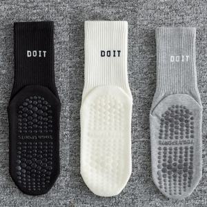 TEMU 3팩 여성용 미끄럼방지 요가 양말 - 두꺼운 뒤꿈치 & 발가락, 사계절 체육관 바닥 운동용, 통기성 땀 흡수 타이츠 (밝은 핑크, 그레이, 화이트) - 왼/오 발 색상 코드, 캐주얼 & 스포츠웨어