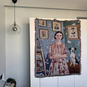 TEMU 강아지 그림 담요가 달린 빨간 줄무늬 드레스 여성 - 빈티지 스타일 벽걸이, 폴리에스터, 전기 불필요, 홈 데코, 거실 또는 침실에 적합, 침실 벽 장식 | 빈티지 스타일 디자인 | 튼튼한 원단, 벽 장식