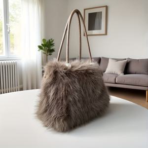 TEMU 여성을 위한 새로운 겨울 플러시 가방, 플러시 소재로 제작된 작은 스타일리시한 숄더백으로, 도시 통근 및 캐주얼 외출에 적합합니다. 자석 잠금 장치와 패셔너블한 인조 모피 디자인을 특징으로 하여 고품질이며 다용도 액세서리로 사용할 수 있습니다.