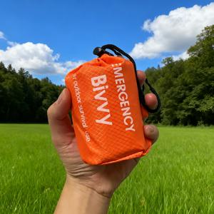 TEMU 2개 세트 (보관 가방 및 침낭) 재사용 가능한 비상 침낭 - 야외 하이킹 및 캠핑을 위해 설계된 보온 생존 비비 사커, 비상 호루라기 포함된 컴팩트하고 가벼운 생존 장비