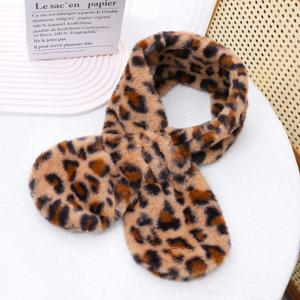 TEMU 겨울에 따뜻하고 포근한 플러시 프린트 스카프. 네 가지 색상으로 제공되며, 부드럽고 편안한 소재로 제작되어 겨울철 야외 활동 및 스포츠에 적합합니다.