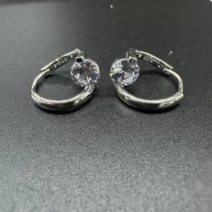 TEMU 아름다운 지르코니아 스톤 장식이 돋보이는 우아한 불규칙한 기하학적 라인 귀걸이 한 쌍은 친구를 위한 완벽한 선물이 됩니다. 일상적인 출퇴근, 파티, 휴가, 뮤직 페스티벌, 연회, 휴가용 주얼리로 적합합니다.