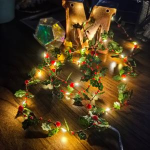 TEMU 1개 20-LED 6.5피트/78.7인치 크리스마스 리프 레드 펄 스트링 조명, 크리스마스 인공 홀리 베리 덩굴 웜 화이트 스트링 조명, 2AA 배터리 박스 ON/OFF 크리스마스 할로윈 휴일 분위기 장식 - 배터리 미포함