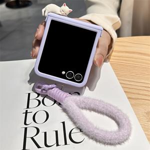TEMU 사랑스러운 3D 만화 스타일 흰색 고양이 휴대폰 케이스, 보라색 무광 마감, 매력적인 끈 로프 포함, 삼성 갤럭시 Z 플립 모델 7, 6, 5, 4, 3용으로 디자인되었습니다. 이 스타일리시한 무광 낙하 방지 백 커버는 카와이 선물로 완벽합니다.