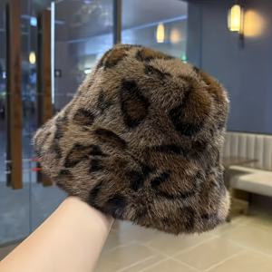 TEMU 여성 프린트 플러시 플리스 비니 모자 - 하트 컷아웃 & 탄성 밴드가 있는 부드럽고 따뜻한 겨울 모자, 브라운/레드 - 세탁기 사용 가능, 크리스마스, 파티, 캐주얼 복장에 적합 - 패션 애호가를 위한 이상적인 선물, 귀여운 모자, 파티 액세서리