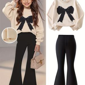 TEMU 여름/가을/겨울 야외 활동에 완벽한 여아용 투피스 레저 의상. 리본 프린트가 있는 긴팔 티셔츠와 블랙 플레어 팬츠가 특징입니다.