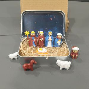 TEMU 미니어처 성탄 장면 플라스틱 틴 박스 - 마리아, 양치기, 인형 포함 종교적 크리스마스 장식 - 교회, 라마단 전시, 기도 장면 적합 - 내구성 있는 미니 성탄 놀이