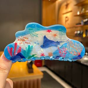 TEMU 바다 시리즈의 사랑스러운 헤어 클립 1개. 고대형 아크릴 소재로 제작되었으며, 고래, 해파리, 해조류의 프린트가 특징입니다. 이 스타일리시하고 독특한 헤어 액세서리는 헤어스타일링에 완벽하며 여성용으로 디자인되었습니다.
