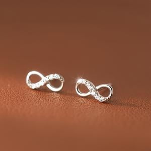 TEMU 여성을 위한 우아하고 미니멀한 무한 기호 귀걸이 한 쌍, 합성 지르코니아 세트. 친구를 위한 이상적인 선물입니다. 데일리 출퇴근, 파티, 뮤직 페스티벌, 휴가, 공식 행사에 적합합니다.