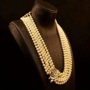 TEMU 베이지색 유리와 인조 진주가 특징인 입체적인 장미 펜던트 목걸이입니다. 패셔너블하고 빈티지한 기하학적 디자인을 특징으로 합니다. 이 우아하고 로맨틱한 레이어드 목걸이는 중동 스타일 파티 및 이벤트에 완벽합니다. 아름답게 디자인되어 있습니다.