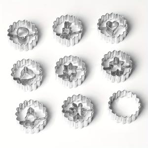 TEMU 9pcs 크리스마스 스테인리스 스틸 쿠키 커터 크리스마스 스퀘어 잼 몰드 스테인리스 샌드위치 쿠키 커터 레이스 할로우 쿠키 커터 진저브레드 맨 트렌디한 눈송이 육각별 벨 크리스마스 트리 라운드 하트 주방 DIY 베이킹 도구