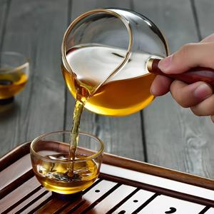 TEMU 핫 밀크 커피 1잔, 우유통, 메이커, 컵, 밀크 컵, 그리고 유리 컵.