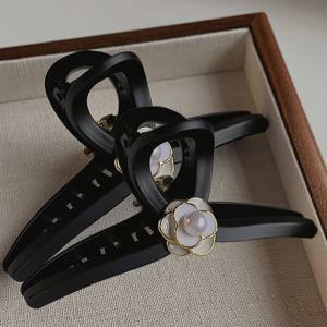 TEMU 2pcs 우아한 프랑스식 카멜리아 헤어 클로 클립 - 대형 상어 클립 디자인, 꽃무늬가 있는 흑백, 여성용 안전한 헤어 액세서리, 업도 및 파티에 완벽한 파티 헤어 액세서리, 세련된 헤어피스, 내구성 있는 헤어피스