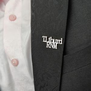 TEMU 맞춤 각인 스테인리스 스틸 이니셜 라펠 핀 - 남성용 개인화 커플 쥬얼리, 우아한 신사 액세서리, 정장 & 공식복을 위한 내구성 있는 영문자 핀, 품질의 장인정신, 세련된 액세서리, 스타일리시한 남성