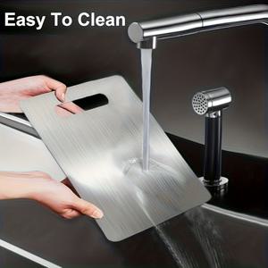 TEMU 1 내구성 있는 상업용 및 가정용 도마 - 미끄럼 방지 베이스, 손잡이로 세척 용이 - 부식 방지 스테인리스 재질, 고기, 채소 및 과일에 적합 - 식기세척기 안전, 휴대용 실내/외 사용 가능 - 집, 레스토랑, 캠핑, 피크닉을 위한 필수 주방 도구 - 세련된 메탈 디자인