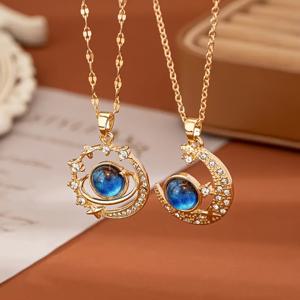 TEMU 우주 달 디자인의 트렌디한 펜던트 목걸이 2개 세트 (남녀공용). 데일리룩에 적합하며, 커플 또는 친구를 위한 발렌타인데이 선물로 완벽합니다. 십대에게 적합합니다.