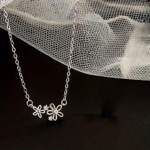 TEMU 1개 여성용 플로럴 목걸이 - 섬세한 꽃 펜던트, 결혼식, 생일, 기념일에 어울리는 일상에서 포멀까지의 주얼리 - 그녀를 위한 완벽한 선물, , 엄마, 선생님에게 - 연중 우아한 목걸이, 특별한 날 액세서리, 스타일, 고급 체인, 세련된 주얼리, 엄마 선물