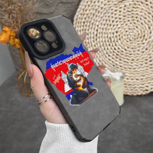 TEMU 캄보디아 지도 및 병사 이미지가 돋보이는 고급스러운 인조 가죽 휴대폰 케이스. 충격 방지 및 내마모성 설계, 외관이 매력적이며 남녀 모두에게 적합하며 아이폰 17 및 기타 기종과 호환됩니다.