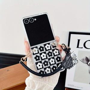 TEMU 폰 케이스: 접이식 블랙 앤 화이트 플라워 패턴 풀 커버리지 케이스 (손목 스트랩 포함/미포함) - 갤럭시 Z 플립 3, Z 플립 4, Z 플립 5, Z 플립 6, 플립 7용