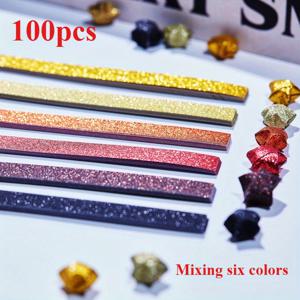 TEMU 브랜드 뉴 6색 글리터 종이 오리가미 공예용 100장. 이 별 아트 피스는 다양한 색상을 사용합니다. DIY 프로젝트, 크리스마스 장식, 파티, 발렌타인데이 선물, 수제 장식품, 성인 예술 용품 및 오리가미 스타 스트립에 적합합니다. 학교 용품, 창의적인 공예, 반짝이는 질감, 광택 표면