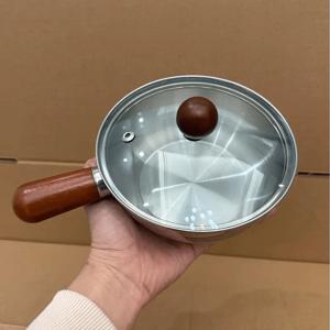 TEMU 열 저항 나무 손잡이가 특징인 스테인리스 스틸 냄비 1개. 인덕션 사용에 적합하며 미끄럼 방지 받침대와 균일한 열 분배가 특징입니다. 기숙사, 사무실, RV 또는 개인 요리사에게 국수 요리 준비에 이상적입니다. 필수품으로 구성된 주방 아이템입니다.