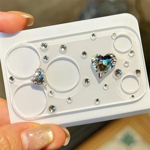 TEMU 아이폰 17 Pro Max용으로 디자인된 매력적이고 우아한 화이트 겨울 테마 반짝이는 라인스톤 카메라 렌즈 보호 유리 필름 커버. 스타일리시한 보호를 제공합니다.|폰케이스