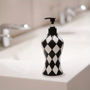 TEMU 1pc 블랙 앤 화이트 체크드 소파 디스펜서 - 레진, 전기 없음, 바닥 서지, 주방 & 욕실 장식에 이상적, 리필 가능 액체 용기, 욕실 장식|비누받침대
