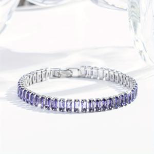 TEMU 고급스러운 보라색 스파클링 합성 지르코니아가 특징인 스타일리시하고 미니멀한 사각 테니스 팔찌입니다. 저자극성이고 산화에 강한 구리 재질로 제작되었습니다. 도시 착용에 완벽하며, 이 정교한 주얼리는 일상복에 적합합니다.