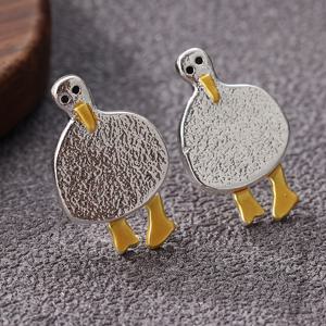 TEMU 귀여운 오리 귀걸이 세트. 구리 재질로 제작되었으며, 두 톤 디자인의 새끼 오리가 돋보입니다. 여성들을 위한 즐거운 선물로 완벽합니다.