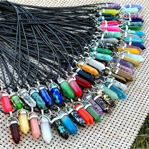 TEMU 50개 뾰족한 진자와 검은 가죽 목걸이 체인 주얼리 진자 보석 펜던트 목걸이 세트, 육각형 총알 쿼츠 + 가죽 체인, DIY-목걸이 팔찌 귀걸이 만들기, 일상 착용 및 파티에 적합, 크리스마스 할로윈 추수감사절 선물에 적합