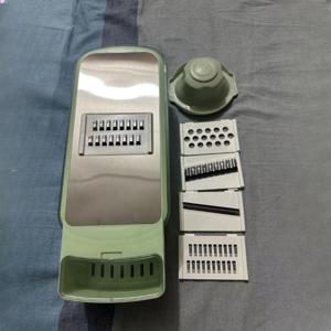 TEMU 가정용 필수 주방 도구! 오이, 고구마, 당근 등을 쉽게 다지거나 슬라이스할 수 있는 손 보호기 그레이터. 할로윈, 추수감사절, 크리스마스에 완벽한 다기능 야채 커터입니다.