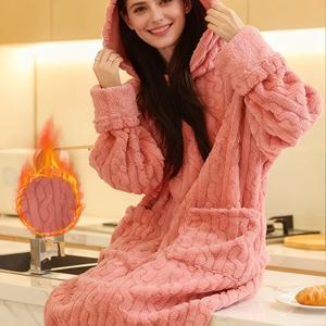 TEMU 여성용 우아한 보온형 롱로브 - 두꺼운 플리스 수면복, 후드가 있는 칼라 & 풀랭더 디자인으로 따뜻하고 포근한 겨울 이불가운. 집에서나 스파/휴식을 위한 편안한 나이트웨어 (손세탁/드라이클리닝). 두꺼운 플리스 안감, 둥근 넥라인, 단색, 중간 신축성 있는