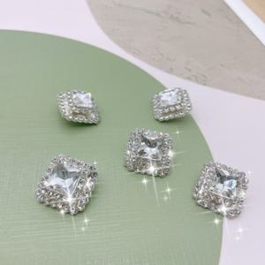 TEMU 코트 및 스웨터 장식을 위한 라인스톤이 있는 20mm 메탈 사각 버튼 5개 세트. 의류 액세서리, 재봉 장식, 모자, 공예, 여성 니트 가디건, 드레스 및 코트에 적합 (실버 색상).