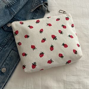 TEMU 화이트와 핑크색의 작은 천 봉투, 딸기 디자인으로 여성들이 클러치, 보관 가방, 또는 동전 지갑으로 사용하기에 완벽합니다. 귀여운 생일 선물입니다.