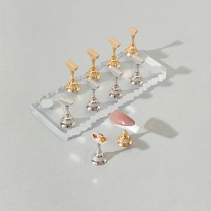 TEMU 학생 연습용 디자인의 이중 줄 투명 아크릴 네일 플레이트와 메탈 손가락 지지대 - 내구성 있고 세척이 쉬운 네일 케어 액세서리, 네일 아트 디스플레이 및 전문 매니큐어용 - 우아한 도구 홀더