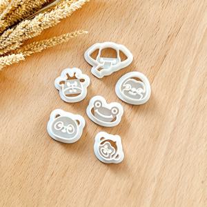 TEMU 동물원 동물 모양의 폴리머 클레이 커터 6개 세트. 귀여운 여름 테마 귀 제작에 완벽합니다. 이 도구 키트에는 판다, 원숭이, 개구리, 기린, 코끼리 디자인이 포함되어 있으며, 모두 PLA로 제작되어 폴리머 클레이 주얼리 공예에 적합합니다.