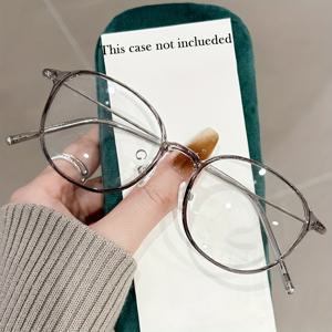 TEMU 여성을 위해 디자인된 Y2K 그라데이션 브라운 초경량 안경 한 쌍 - 스타일리시한 원형 프레임, 메탈 힌지, 장식 렌즈가 특징이며 케이스와 함께 제공됩니다. 이 커피 색상의 안경은 사진 촬영, 사무실 업무, 파티에 완벽합니다.