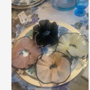 TEMU 4개 세트 우아한 프렌치 시폰 리본 헤어 타이 - 빈티지 플리츠 탄력 있는 포니테일 홀더, 블랙 & 화이트, 파티 및 일상 사용에 완벽, 여성용 헤어 액세서리, 고급스러운 머리띠, 시폰 원단, 블랙 플로럴 헤어 테일, 여성용 헤드밴드, 스크런치, 번 메이커/도넛, 여성용 헤어 타이