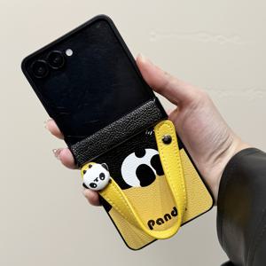 TEMU 이것은 접이식 폰 케이스용으로 디자인된 귀여운 판다 손잡이와 손목 스트랩이 특징인 휴대폰 케이스입니다. 삼성 갤럭시 Z 플립 3, 4, 5, 6, 7 보호 케이스에 적합하며, 스타일리시하고 내구성이 뛰어난 디자인을 특징으로 합니다. 낙하 방지 기능도 제공합니다.|핸드폰스트랩