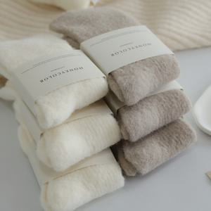 TEMU 여성을 위한 5켤레의 푹신한 양털 혼방 미드-카프 양말, 가을/겨울용 두꺼운 소재, 단색, 일본 스타일, 수면 및 산후 시기 완벽, 따뜻함과 보호 제공.