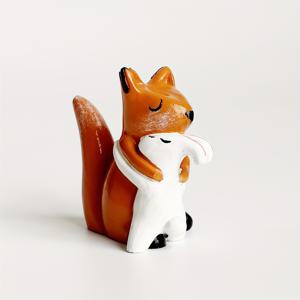 TEMU 1개 사랑스러운 여우와 토끼를 안고 있는 조각상, 창의적이고 귀여운 동물 피규어, 집이나 책상 장식용. 발렌타인데이, 크리스마스, 어머니날 선물로 완벽한 선택