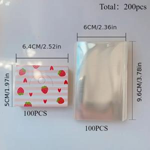 TEMU 200개 딸기 디자인 주얼리 포장 용품 세트 (100개 포장 백 + 100개 카드). 투명한 이 백들은 팔찌, 키체인, 귀걸이, 머리 장식 등 주얼리 및 기타 작은 공예품을 선보이는 데에 이상적입니다. T
