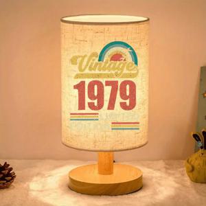 TEMU 빈티지 1979 한정판 USB 전원 리넨 테이블 램프 - 레트로 책상 장식 목재 베이스, 거실 및 침실용 따뜻한 조명, 완벽한 선물 아이디어, 침대 옆 탁자 램프 | 노스탤지어 디자인 | 목재 베이스 램프