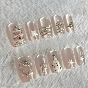TEMU 누드 배경에 반짝이는 눈꽃과 크리스마스 트리 모양의 크리스마스 테마 네일 아트 키트 10개 세트. 여성에게 완벽한 시즌용품. 파티 및 일상복으로 적합한 프레스온 네일입니다.|네일아트