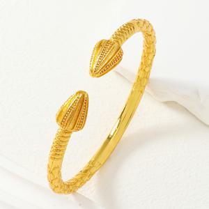 TEMU 아랍 동으로 제작된 뱀 가죽 모양 꽃잎 디자인의 심플한 커프스 팔찌. 조절 가능하고 오픈형으로 제작되어 에티오피아 여성에게 적합합니다.