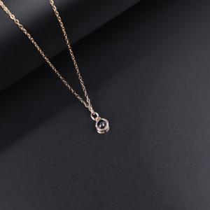 TEMU 수정된 색상 이미지 투사 목걸이, 순수 구리 펜던트 및 티타늄 스틸 체인 포함. 심플하면서도 다재다능한 디자인으로 우아함과 고급스러움을 풍미하며, 일상복, 파티 및 휴일에 완벽합니다. 가족, 친구를 위한 선물로 이상적입니다.