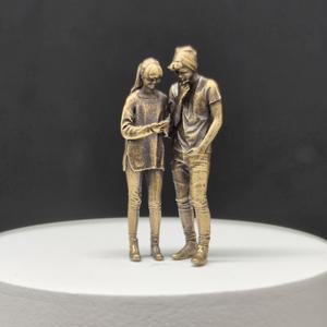 TEMU 모던 커플이 스마트폰을 사용하는 브라스 미니어처 풍경 세트, 촬영 장면 구성용 피규어 및 차량 모델, 창의적인 수집품 및 디스플레이 아이템.